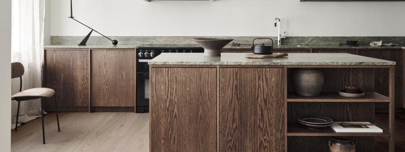 Grace Ek Grey Chiffon Plank kombinerar det naturliga utseendet hos ett oljat golv med det lackade trägolvets enkla underhåll. Foto: Tarkett