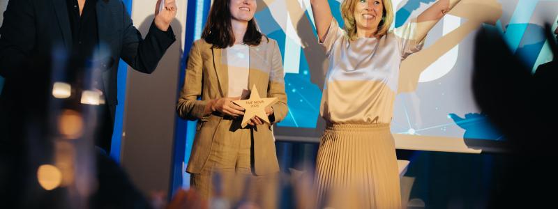 Kinnarps hållbarhetschef Johanna Ljunggren och kommunikationschef Ann Cederwall jublar åt priset i kategorin Hållbarhet i TMF Nova. /Foto: Clement Morin