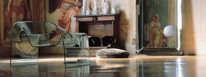 Poltrona Ghost, design Cini Boeri / Specchio Caadre, design Philippe Starck. Foto: Fiam Italia