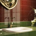 En nostalgisk kakelserie i mindre format (5×15 cm) med glansig yta och mustiga jordnära retrofärger som Miele, Ambra, Tabacco, Mogano (burgundy), Ottanio och Bosco. Med inspiration av 1930-talets Rimini och Federico Fellinis Amarcord ger de små rektangulära plattorna möjlighet till kreativa mönsterläggningar. Den glaserade V2-ytan innebär lätta färgvariationer som skapar levande, naturliga skiftningar. Serien är tillverkad i porcelanato (granitkeramik), vilket gör den slitstark och färgbeständig. Plattorna innehåller 47 procent återvunnet material. Foto: Höganäs Kakel