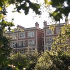 Battersea Park ligger i sydvästra London och är ett av stadens större grönområden. Området kring Battersea har genomgått omfattande stadsutveckling under de senaste åren, bland annat genom omvandlingen av Battersea Power Station och ett ökat antal exklusiva bostadsprojekt. Lägenheten har totalrenoverats med fokus på naturliga material, specialritad inredning och en sammanhängande design. OBS! Det finns flera bilder av bostadens interiör i slutet av artikeln. Foto: James Retief