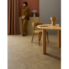 En mönsterlagd trädesign i varma toner i kombination med hållbarheten hos ett vinylgolv som kan lösläggas och återvinnas samlar många trendpoäng i år. I Modul’up-serien finns ett stort urval av trämönster såsom plank, fiskbens- och industriparkett i olika färgnyanser. Den heterogena mattan passar fint i högtrafikerade miljöer genom sin slitstyrka och städbarhet, samt en möjlig decibelbaksida för god akustik. Foto: Forbo