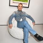 Robbie Williams i Introvert Chair. Pressbild: Moooi