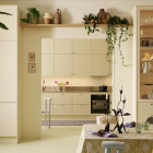 Vedum Kök & Bad lanserar 2026 års köksnyheter med en ny cremegul kulör. Pressbild: Vedum Kök