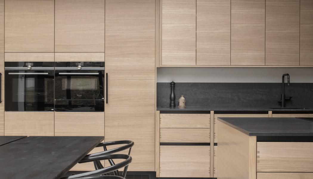 I Nordic Creation förenas de bästa av hantverkstraditioner med ett elegant skandinaviskt designspråk. Nordic Creation tillverkas av massiv ek, ett underhållsfritt och slitstarkt material som får en vacker ådring och patina som vittnar om tidens gång. Foto: HTH Nordic Creation