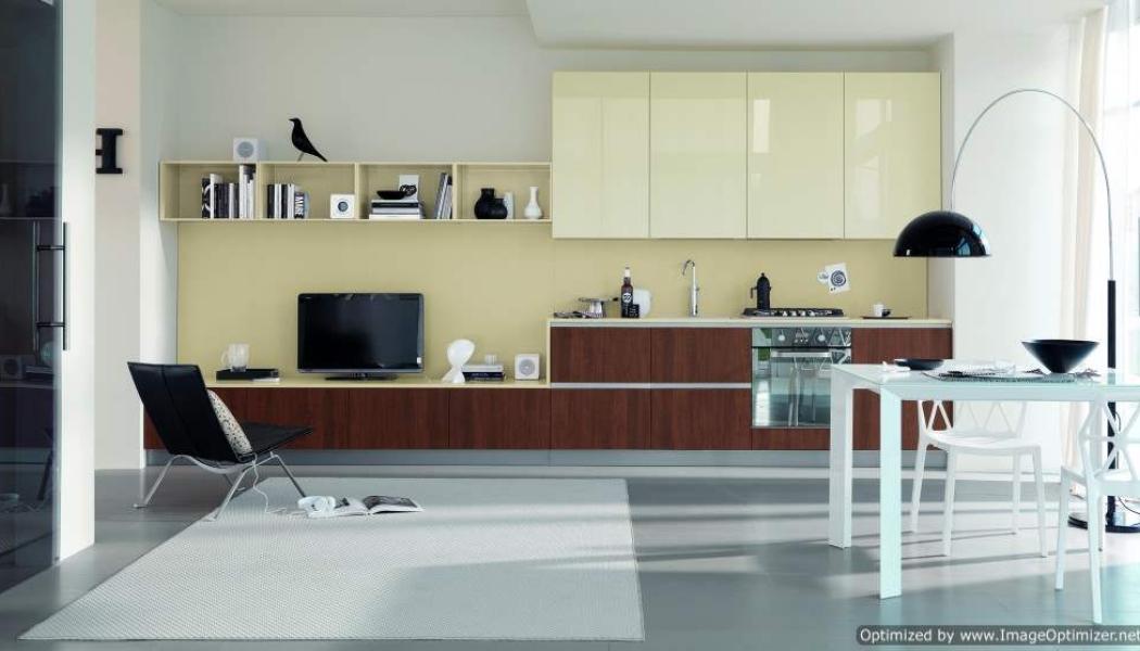 Lätt och luftigt är det här integrerade köket med en blandning av beige blanklack och ljus ek i Scavolinis omfattande serie Mood. Det finns många valmöjligheter för olika smaker – handtag, material, moderna färger. För de eleganta lösningarna och den exklusiva designen svarar designern Silvano Barsacchi. Foto: Scavolini