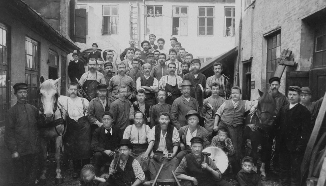 Arbetare på Fritz Hansen & Co 1896. Foto: Fritz Hansen