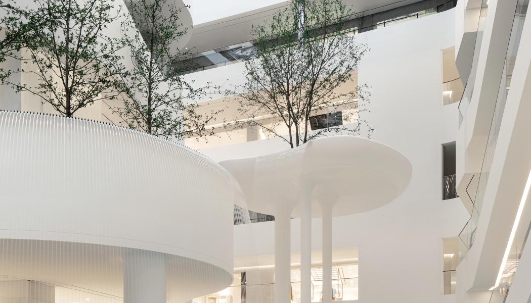 Till Hyundai Seoul vallfärdar shoppingsugna i Sydkoreas huvudstad Seoul. På bilden syns bottenvåningens atrium med vattenfallsträdgården. Foto: Yongjoon Choi Photography