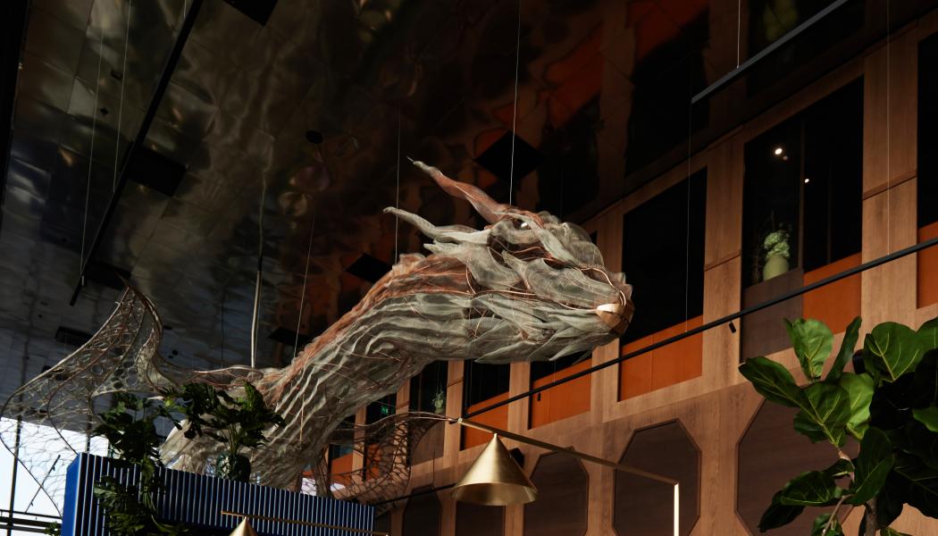 Brasserie Hotel Draken. Den storskaliga drake av metallväv som hänger i taket har belysts med åttio strålkastare. 
Foto: Tania Susulovska