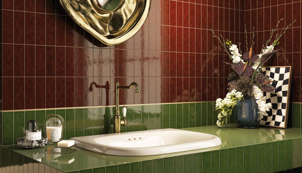 En nostalgisk kakelserie i mindre format (5×15 cm) med glansig yta och mustiga jordnära retrofärger som Miele, Ambra, Tabacco, Mogano (burgundy), Ottanio och Bosco. Med inspiration av 1930-talets Rimini och Federico Fellinis Amarcord ger de små rektangulära plattorna möjlighet till kreativa mönsterläggningar. Den glaserade V2-ytan innebär lätta färgvariationer som skapar levande, naturliga skiftningar. Serien är tillverkad i porcelanato (granitkeramik), vilket gör den slitstark och färgbeständig. Plattorna innehåller 47 procent återvunnet material. Foto: Höganäs Kakel