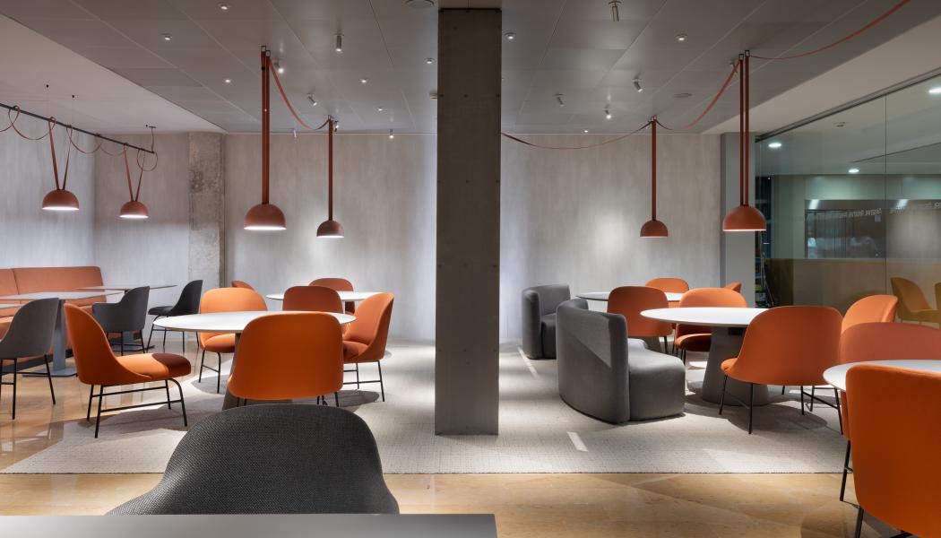 Lokalen behövde anpassas för att möjliggöra både enskilt arbete och gemensamma middagsaktiviteter. Foto: Vibia