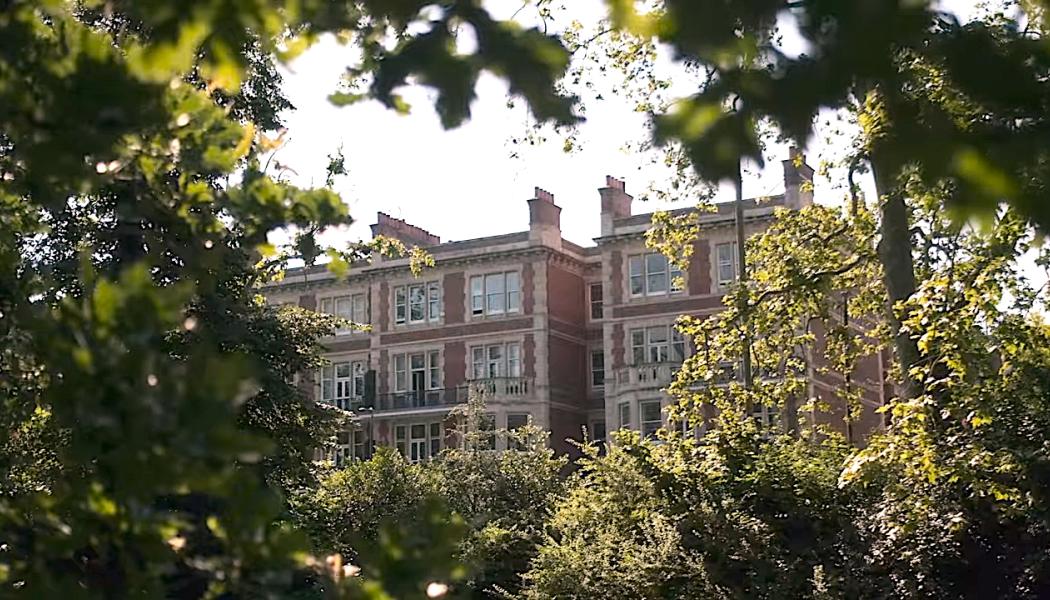 Battersea Park ligger i sydvästra London och är ett av stadens större grönområden. Området kring Battersea har genomgått omfattande stadsutveckling under de senaste åren, bland annat genom omvandlingen av Battersea Power Station och ett ökat antal exklusiva bostadsprojekt. Lägenheten har totalrenoverats med fokus på naturliga material, specialritad inredning och en sammanhängande design. OBS! Det finns flera bilder av bostadens interiör i slutet av artikeln. Foto: James Retief