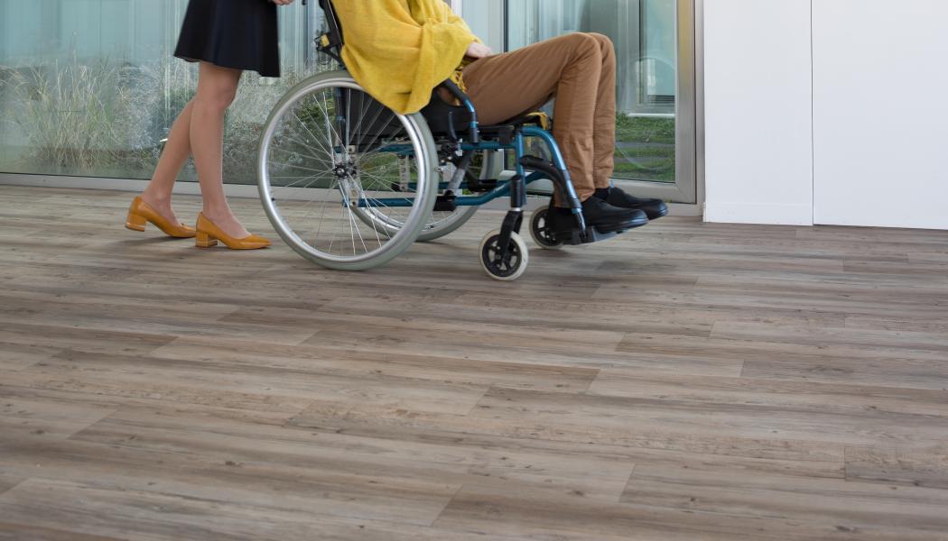 Gerflor har utvecklat kompletta lösningar för vårdmiljöer där varje detalj samverkar – golv, väggskydd, ledstänger och hygieniska skarvar mellan ytor.