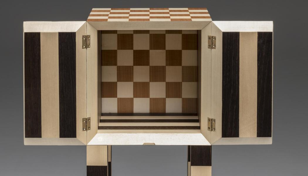 Scacco Matto, ett skåp som kombinerar grafisk noggrannhet med hantverksskicklighet. Foton: Arthur Arbesser / Laila Pozzo