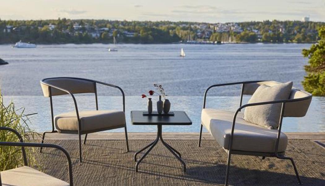 Inspirationen till serien, och dess namn, kommer från Arholma, en ö med en hemlig försvarsanläggning gömd inuti håliga klippor. Produkter som är designade för militär användning är vanligtvis skapade för att vara resurseffektiva, ha lång livslängd och samtidigt ha en enkelhet som kommer från en tydligt definierad funktion - vilket är talande även för utemöbelsserien Arholma. Foto: Skargaarden