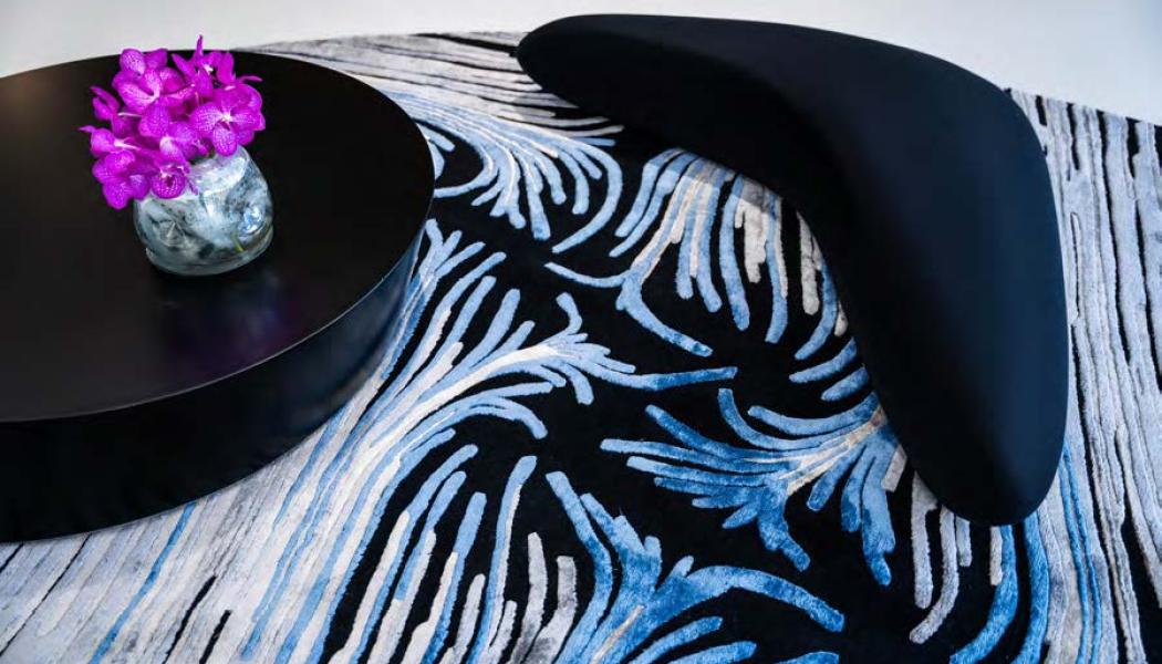 Knotted Waves är en oval, handgjord matta skapad av designern Zaha Hadid och producerad av italienska Illulian. Mattan är ett dynamiskt flöde av linjer och uttrycksfulla kurvor i silke och ull. Den fantasirika mattan kan nu ses på Zaha Hadid Architects designgalleri i London. Foto Illulian