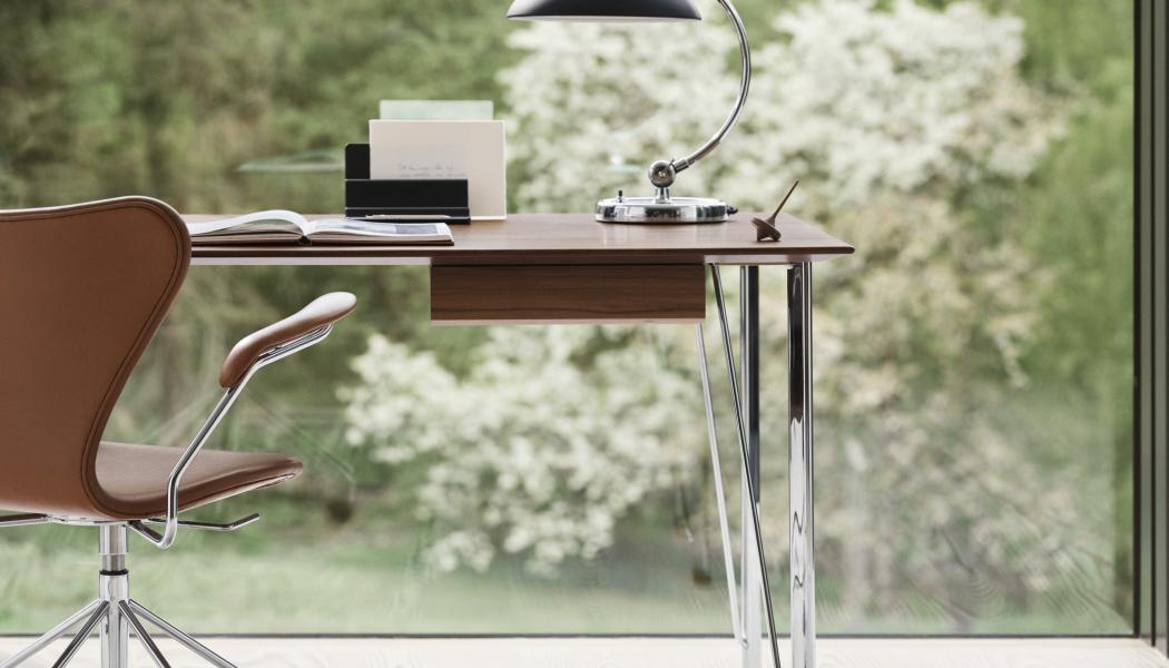 Skrivbordet FH3605 ger varje arbetsutrymme ett elegant och tidlöst uttryck. Foto: Fritz Hansen