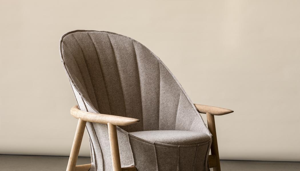  HidaHida en fåtölj i textil som svepts över en stomme av bokträ, en lika spontan som precist formulerad form. Den är har synliga trädetaljer av massiv bok eller ek. Rygg och sits med klädsel i tyg eller läder.design Kengo Kuma 2024 Foto: Lennart Durehed/ Gärsnäs