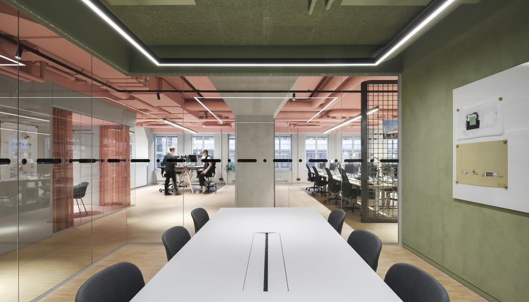 Mycket av inredningen är återbrukad från Tengboms förra kontor, bland annat alla mötesbord och stolar. I nästintill samtliga mötesrum är den genomgående kulören grön.
Foto: Felix Gerlach
