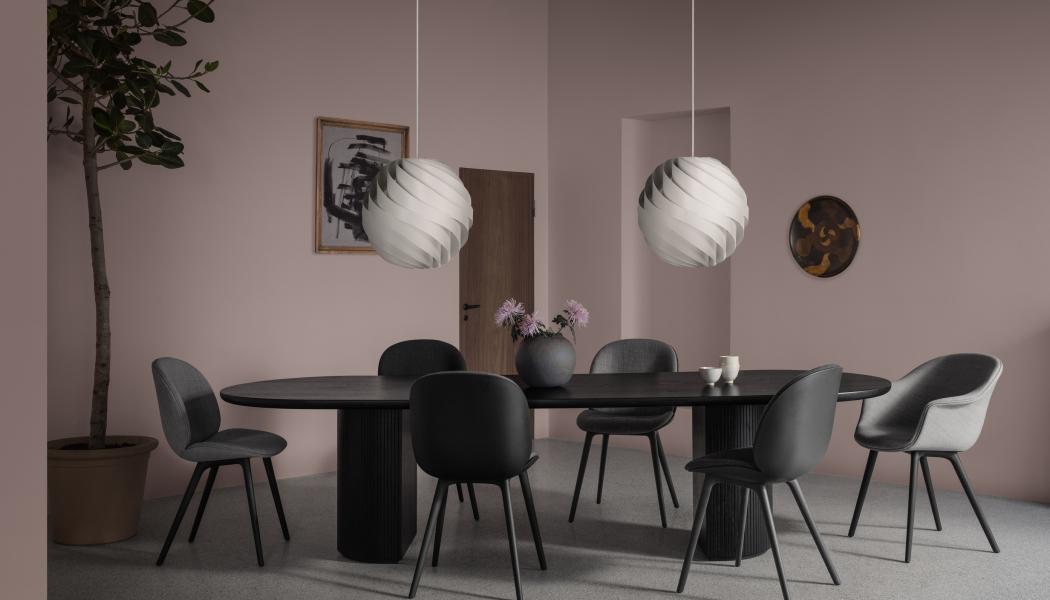 Matsalsstolarna Bat och Beetle och eleganta bordet Epic and Moon. Foto: GUBI