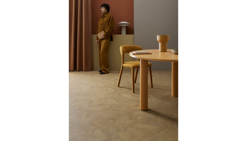 En mönsterlagd trädesign i varma toner i kombination med hållbarheten hos ett vinylgolv som kan lösläggas och återvinnas samlar många trendpoäng i år. I Modul’up-serien finns ett stort urval av trämönster såsom plank, fiskbens- och industriparkett i olika färgnyanser. Den heterogena mattan passar fint i högtrafikerade miljöer genom sin slitstyrka och städbarhet, samt en möjlig decibelbaksida för god akustik. Foto: Forbo