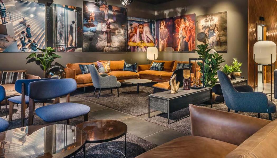 På Clarion Hotel Draken i Göteborg är inredningen spektakulär och spelar en nyckelroll i hotellets inbjudande och kreativa miljö. Ljussättningen med en diskret allmänbelysning framhäver både konst och andra dekorativa element. Bakom design- och inredningskoncept till hotellets publika delar står den svenska designbyrån Stylt.
Foto: Erik Nissen Johansen

