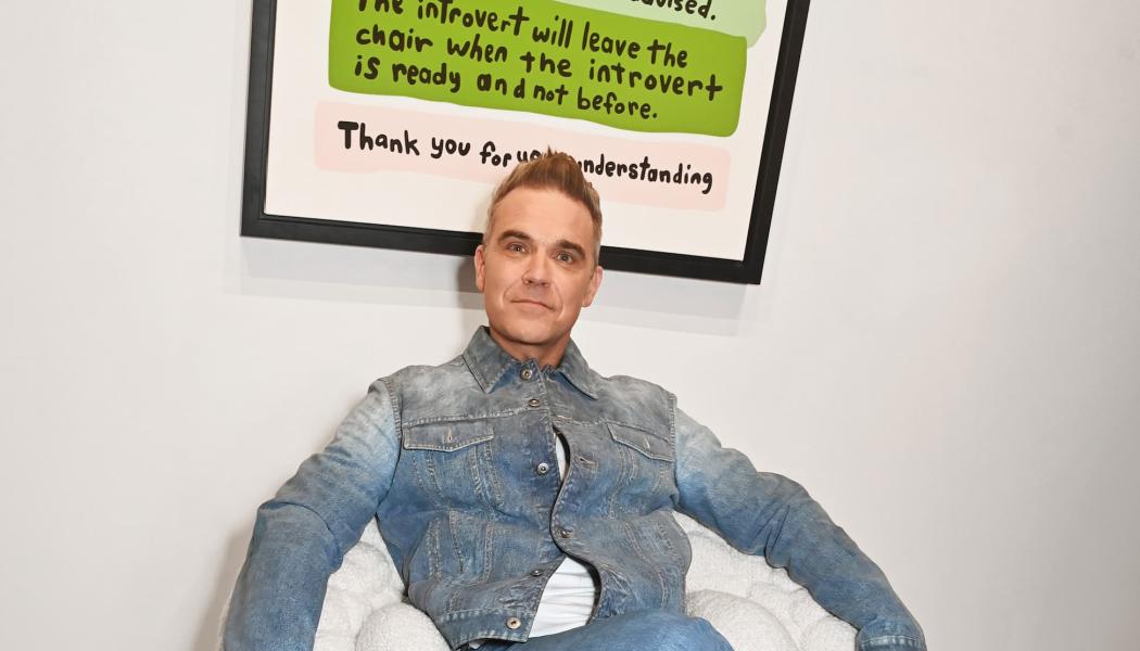 Robbie Williams i Introvert Chair. Pressbild: Moooi