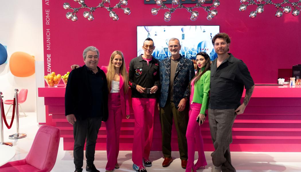 KARE teamet med ägarna och deras gäst designer Karim Rashid. Foto: KARE Design