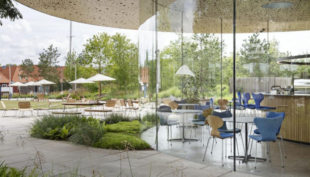 Fritz Hansens utomhuskollektion mitt i  Operaparkens blomstrande natur. Foto: Fritz Hansen