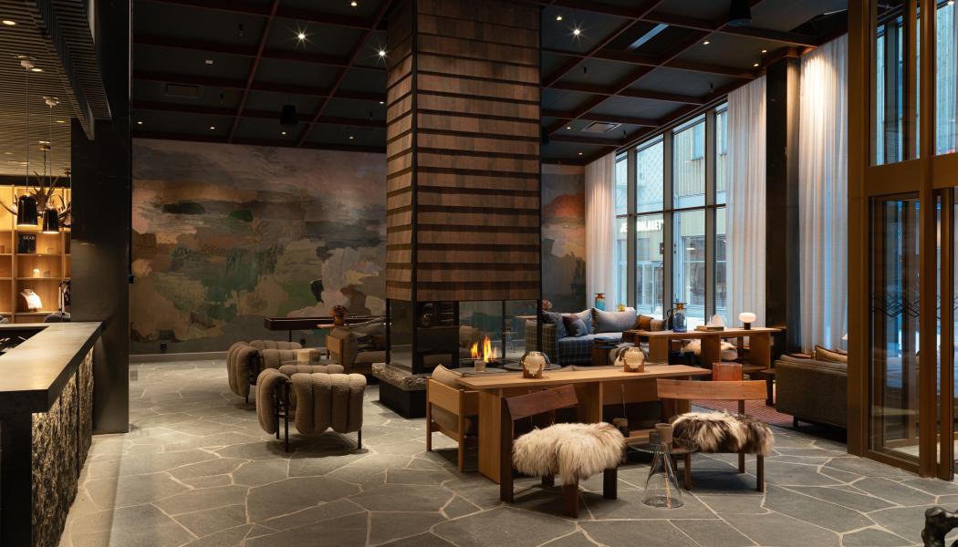 Estetiken är inspirerad av landskapsmåleri och naturens material. Specialritat undertak i skogsgrönt, trä med tydlig struktur, grova stenblock, ulltextilier och skinn skapar en taktil och varm känsla.
Foto: Gustav Svanberg
