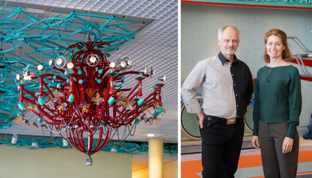 Jonas Torstensson och Linda Röjås från Torstensson Art & Design har tillsammans med Wihlborgs och arkitekterna Krook & Tjäder utformat kontorshuset Kvartettens konstnärliga utsmyckningar, såsom en ljuskrona skapad av återbrukade cykeldelar. Foto: Whiborgs