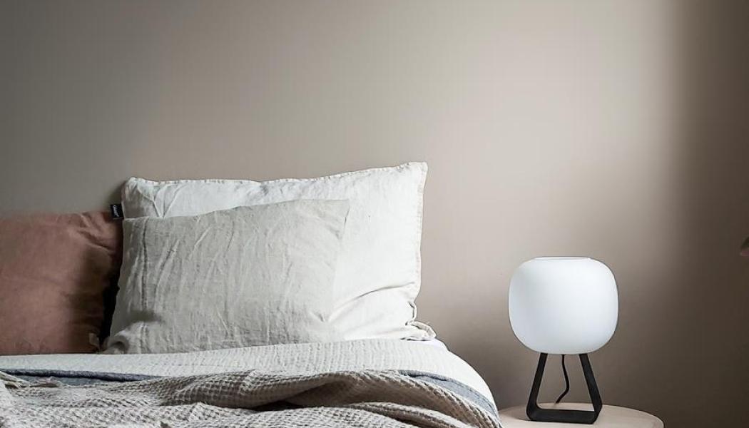 Toad är en bordslampa som ger ifrån sig ett dämpat ljus. Lampan har en skärm i handblåst glas och en bas tillverkad av böjd ekplywood. Foto: Himmee