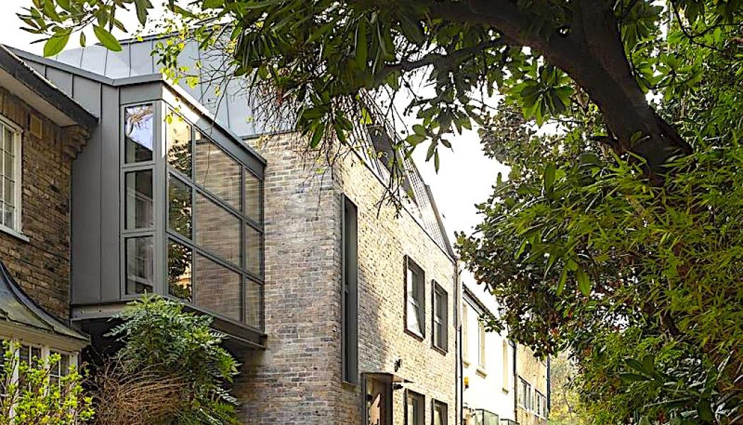 London Solar House omfattar cirka 209 kvadratmeter boyta. Projektet färdigställdes 2024 i Primrose Hill i London. Solpanelerna är integrerade i taket och kompletteras av ett batteri på 13 kilowatt. Foto: Archi-Tectonics NYC LLC, kredit: Nick Kane