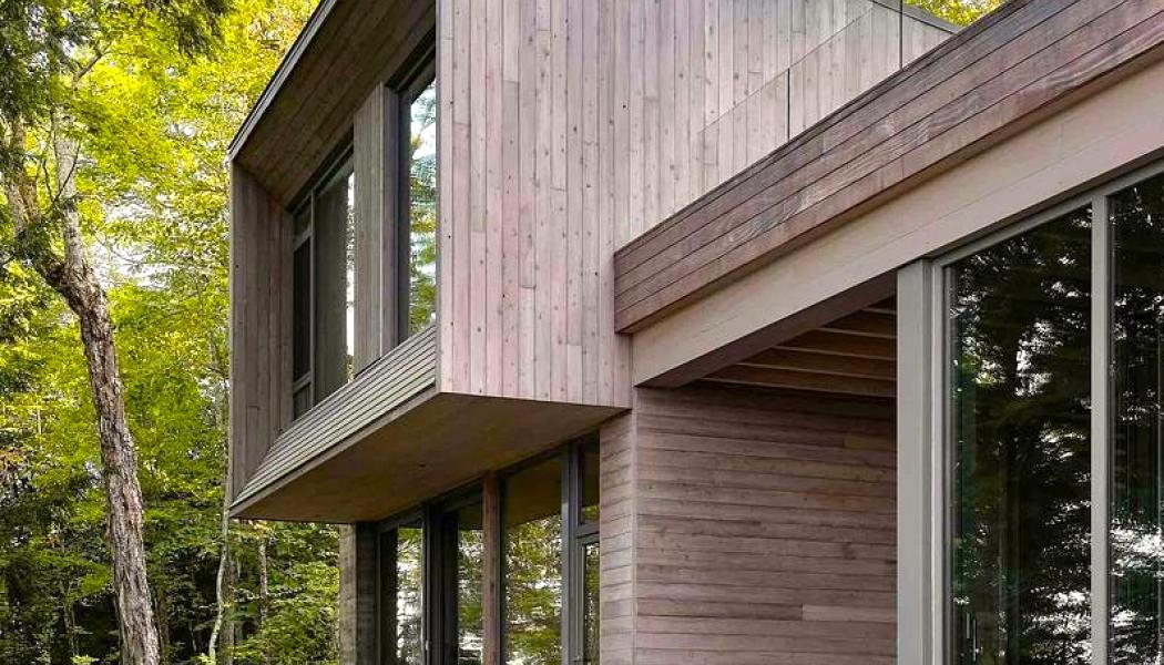The Counter-Slope House färdigställdes 2024 och tilldelades 2026 års Excellence Award in Architecture av Québecs arkitektförbund. Projektet har uppmärksammats för sin starka anpassning till den naturliga terrängen och för att minimera påverkan på det omgivande landskapet genom en uppdelad byggnadsstruktur och begränsade markarbeten. Obs! Det finns fler bilder av interiören i slutet av artikeln. Foto: Maxime Brouillet