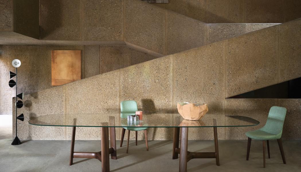 River-bordet med stomme i amerikansk valnöt och glasbordsskiva. Bordet är designat av Marco Spatti. Foto: Andrea Ferrari