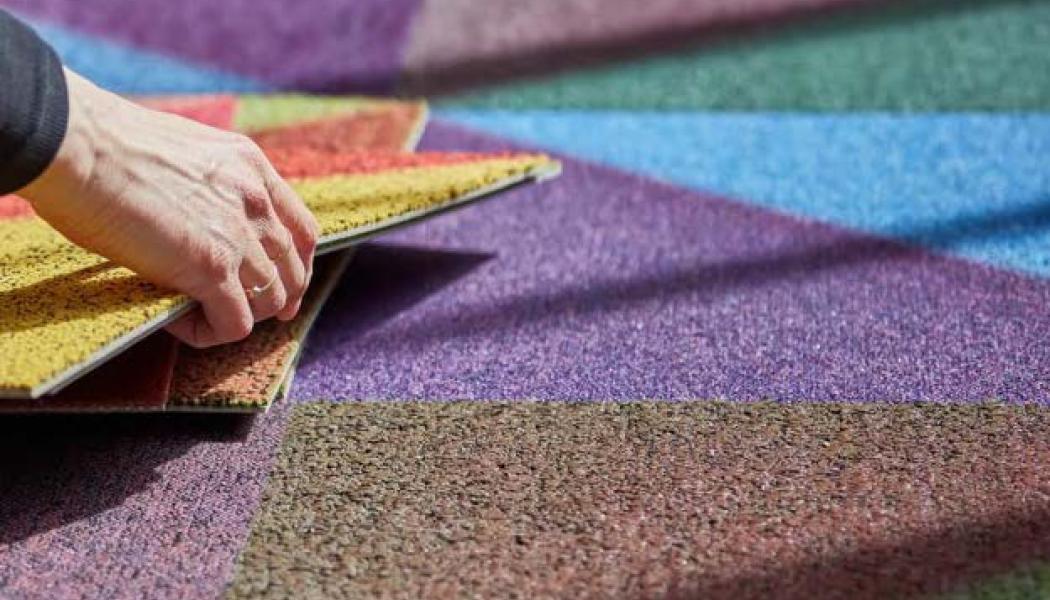I ett samarbete mellan Tarkett och den holländska designstudion Studio RENS får textilplattor som annars skulle slängas nytt liv. Textilplattorna färgsätts och förlänger golvets livslängd och minskar materialsvinn. Kollektionen innehåller många nyanser och toner, i tre balanserade färgkombinationer som tillsammans bildar skräddarsydda golvmönster. DESSO X RENS tillverkas av bortsorterade textilplattor i Tarketts produktion. Foto: Tarkett

