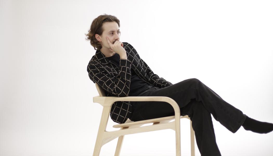 På bild: Möbeldesigner & Produktutvecklare Simon Sandkvist. 
