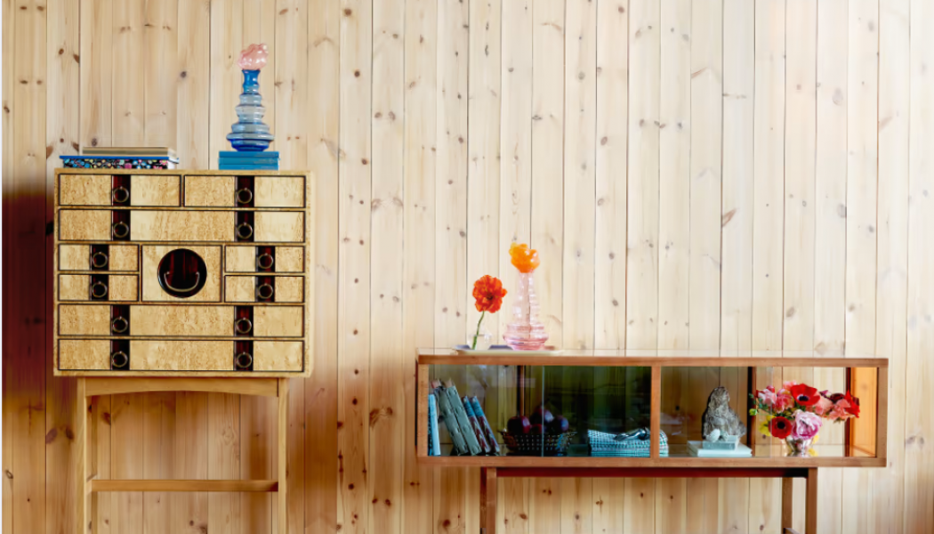 Jag ville skapa ett vitrinskåp som man kan möblera med och som har flera funktioner. Kvintett kan med fördel stå mitt i ett rum och användas som ett sideboard, säger Eva Schildt, formgivare. Foto: Svenskt Tenn