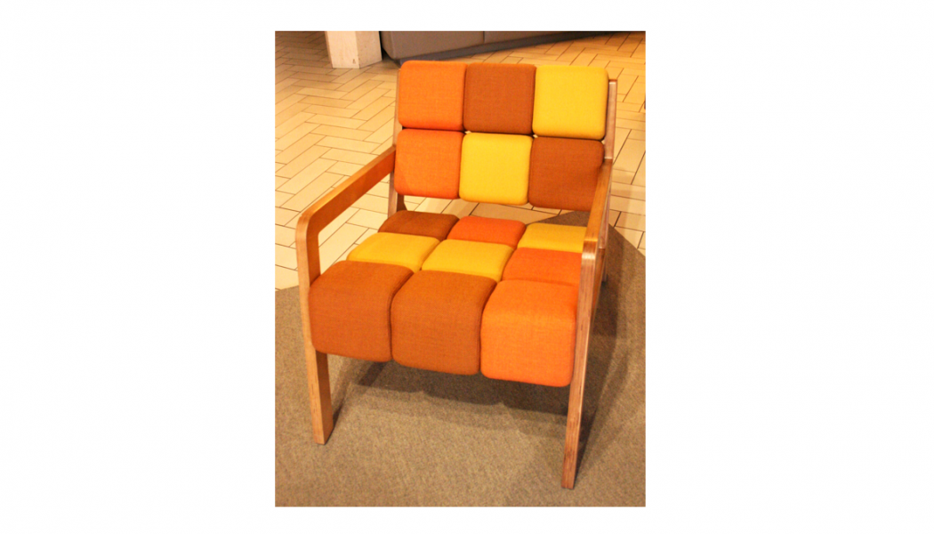 I Sugar har Emil Ahlgren och Rebecca Wiik från Beckmans tänkt på fyllda kuber, som sockerbitar, och tillsammans med Johanson design 
skapat fåtöljen. Kuberna är klädda med textilrester från företaget. Elegant trä i stommen mot detta.