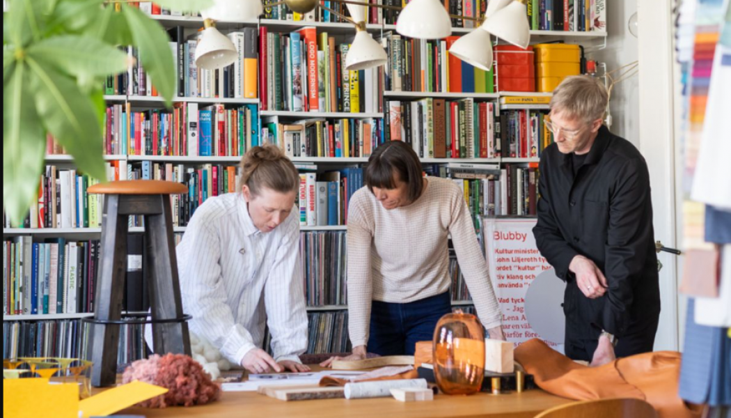 Från vänster Formgivare Louise Hederström, projektutvecklare Åsa Johansson och Linus Davidsson, Swedese. Foto:Swedese
