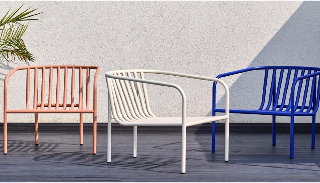 Soffa och fåtölj i tålig aluminium tillhör serien Bendt. Den färgstarka, pigga kulören är döpt till Indigo Blue.
Foto Brafab