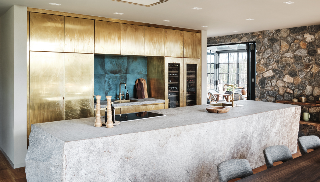 Köksön i granit väger nio ton och återfinns i projektet som vann Stenpriset 2023. Foto: Martine Lie Interior Concepts