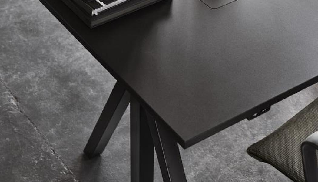 En av årets nyheter är att de höj- och sänkbara Works-borden lanseras i ny kulör. Foto: String Furniture