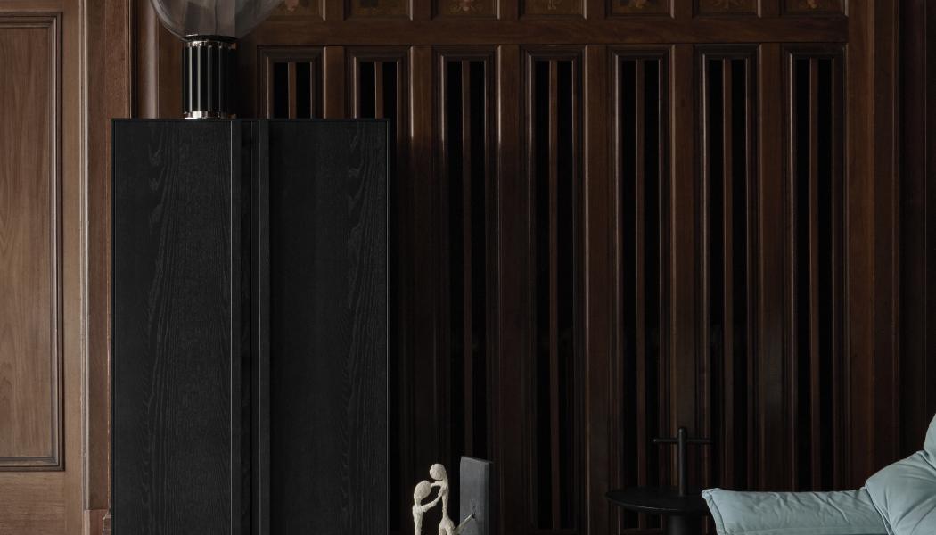 Dörrar PLAIN / Handtag BAR / Obsidian Wood. Foto: Superfront