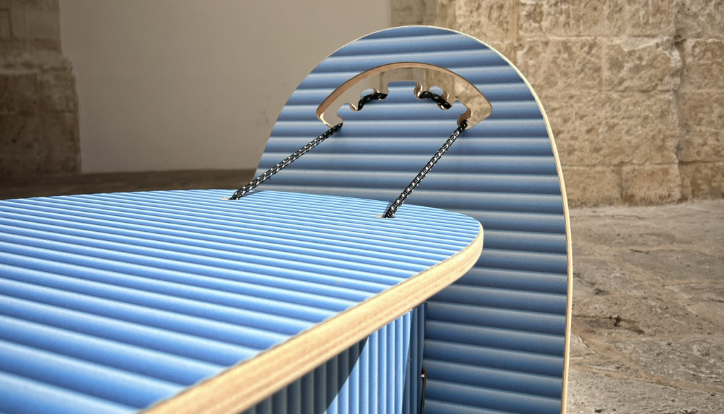 SurfInBench av Matteo Ragni, med mönstret Fetch, från Mare Nostrum-kollektionen av Abet Laminati. Pressbild: ABET LAMINATI 