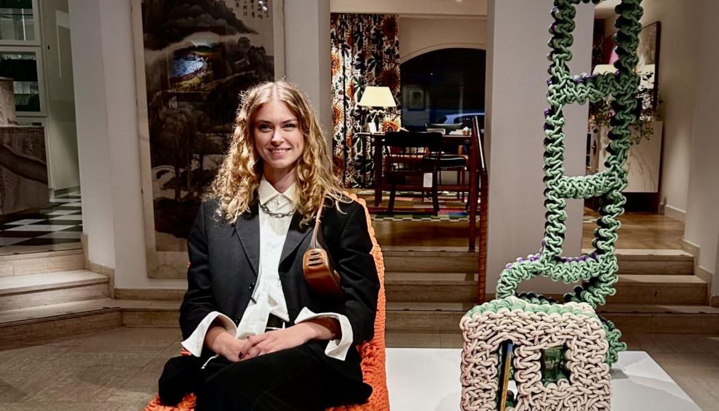 Svea Tisell på sin utställning på Svenskt Tenn hösten 2024. Foto: Thommy Bindefeld
