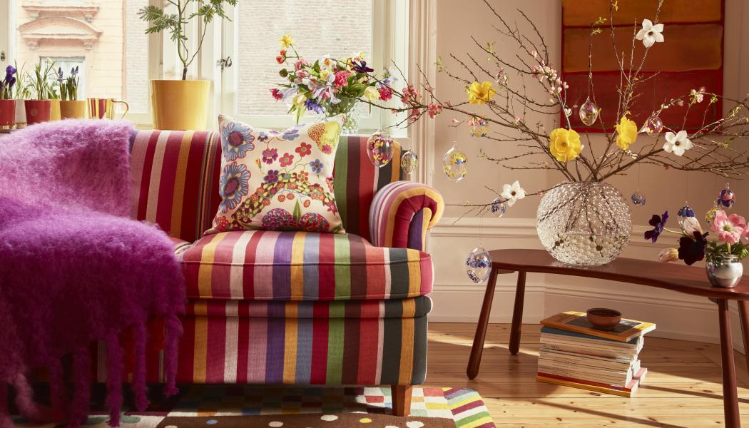 Hos Svenskt Tenn nalkas våren med nya påskkollektionen Spira. I fokus står design av Sofia Vusir Jansson, vars handmålade glasägg och skira pappersblommor presenteras tillsammans med en serie nyheter i Svenskt Tenns dukningssortiment. Bild: Svenskt Tenn