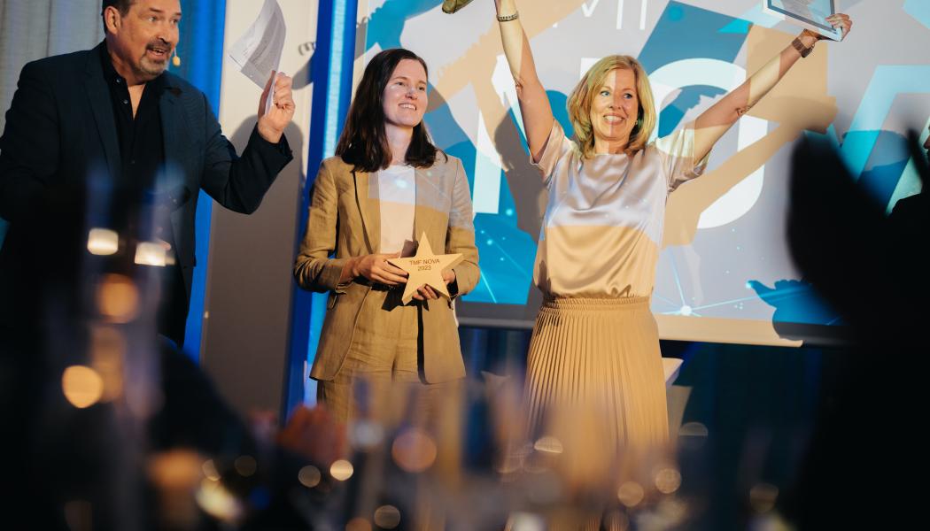 Kinnarps hållbarhetschef Johanna Ljunggren och kommunikationschef Ann Cederwall jublar åt priset i kategorin Hållbarhet i TMF Nova. /Foto: Clement Morin