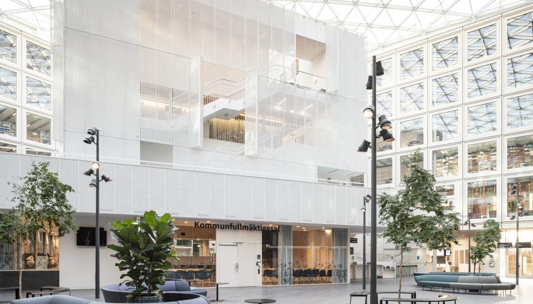 Den publika delen i stadshuset som kommuninvånarna har tillgång till, en ljusgård med fantastiskt glastak. Foto: Jason Strong