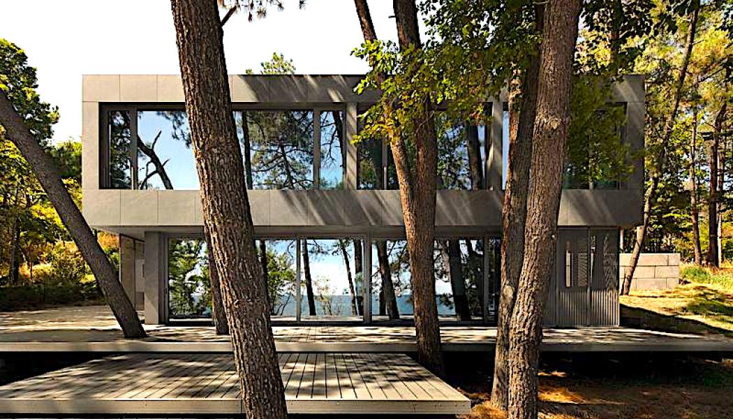 Pine House utanför Varna har byggts på stålpålar för att minimera ingreppen i den omgivande skogsmarken. OBS! Det finns ytterligare bilder av interiören i slutet av artikeln. Foto: Dian Stanchev / STARH 